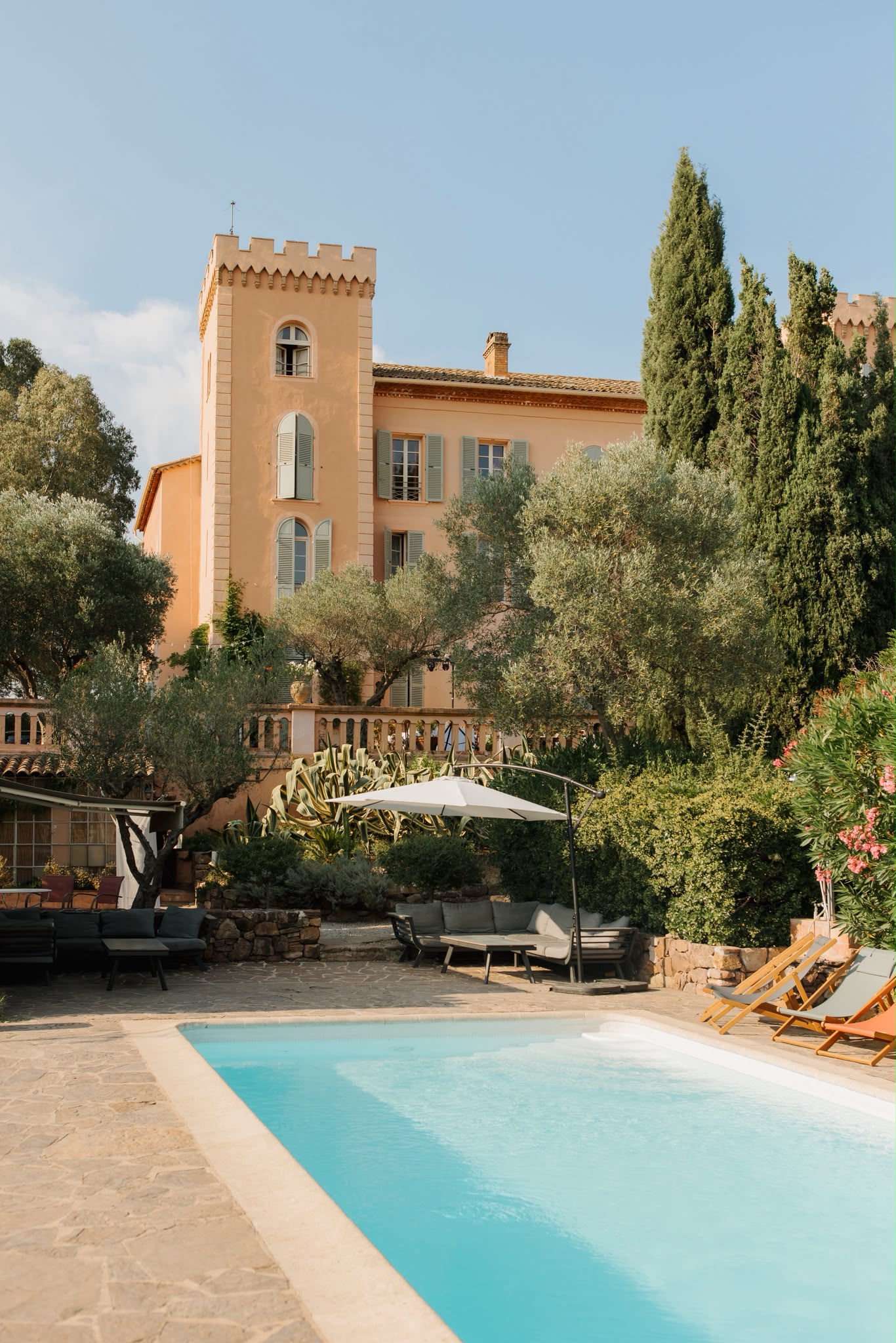 la piscine et le pool-house